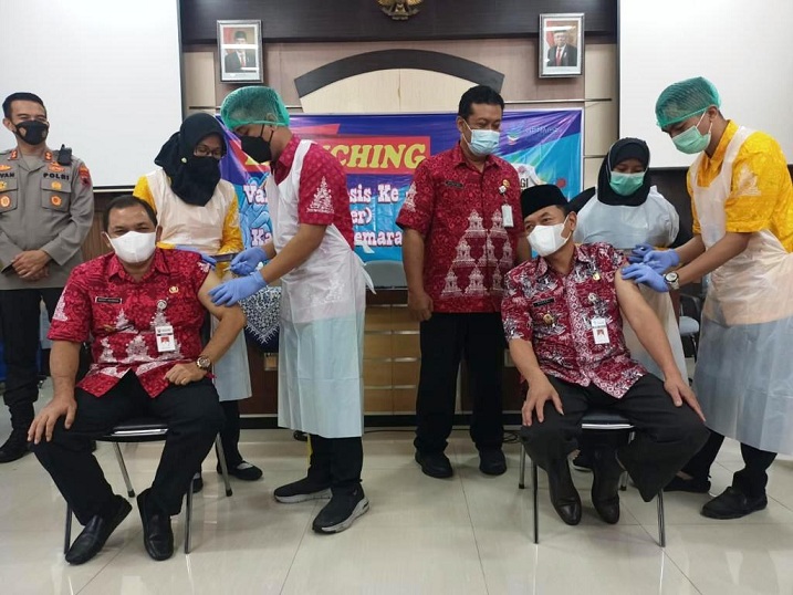 Vaksinasi Covid-19 dosis ketiga atau booster mulai dilaksanakan di Kabupaten Semarang ditandai penyuntikan vaksin Bupati Semarang,  Ngesti Nugraha dan Forkompimda di Lantai II Gedung Dharma Satya Komplek Kantor Bupati Semarang, Rabu (19/1/2022). (Dok.Diskominfo Jateng)