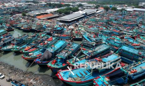 Foto udara ratusan kapal nelayan tertambat di Pelabuhan Jongor, Tegal, Jawa Tengah, Rabu (19/1/2022). 