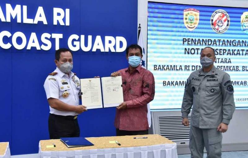 Kepala Bakamla Laksdya Aan Kurnia melakukan Penandatanganan Nota Kesepakatan dengan Pemerintah Kabupaten Buru Selatan dan  Toli-Toli, di Aula Mabes Bakamla, Jakarta.