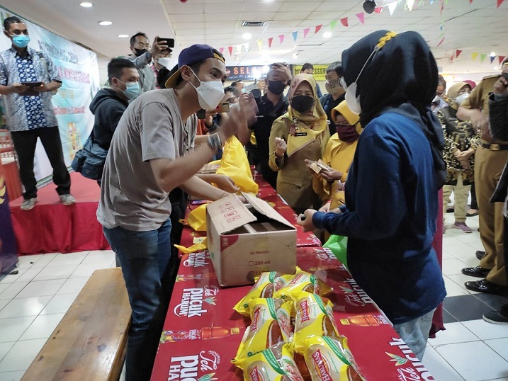 Minyak goreng banyak diminati emak-emak yang menghadiri operasi pasar Pemda Kota Cirebon. (Dok.Pemda Kota Cirebon)