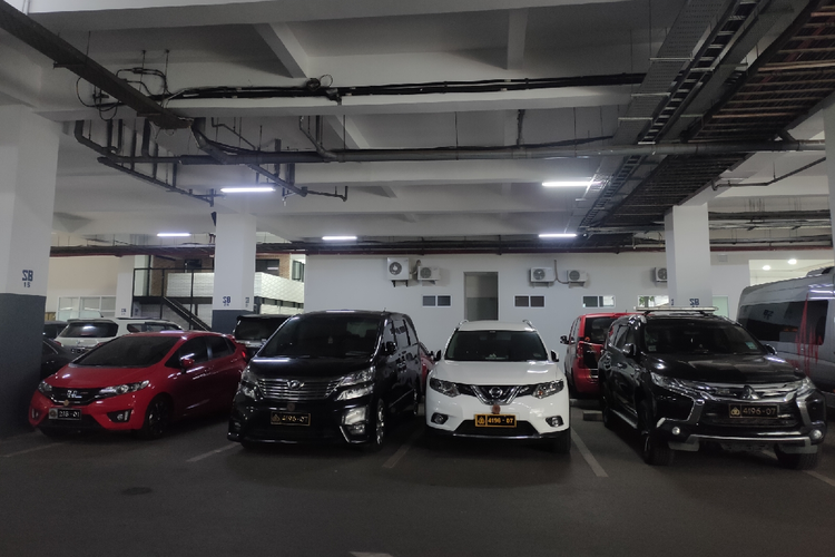 Sebanyak lima mobil mewah berpelat nomor sama berjejer di parkiran Gedung Nusantara II Kompleks Parlemen Senayan, Jakarta, Rabu (19/1/2022). Foto: istimewa.