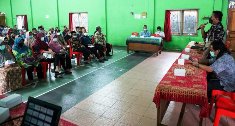 Perwakilan Tim Persiapan Pengadaan Tanah Pembangunan Jalan Tol Yogyakarta-Bawen dari Pemerintah Provinsi Jateng, Endro Hudiyono memberikan penjelasan. (Dok.Diskominfo Jateng) 
