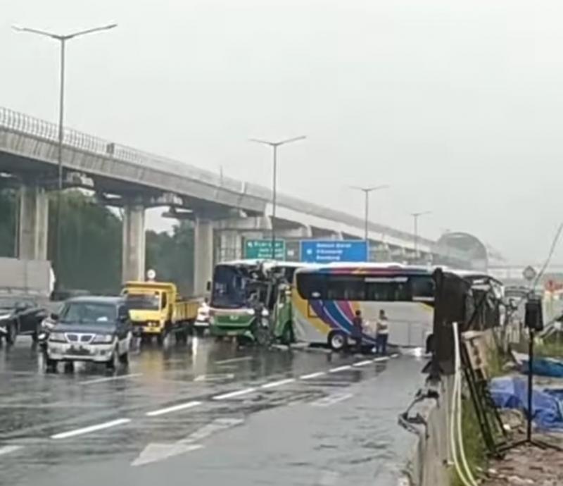 Dua bus tabrakan di Tol dekat Terminal Jatibening, Jumat (21/1/2022).