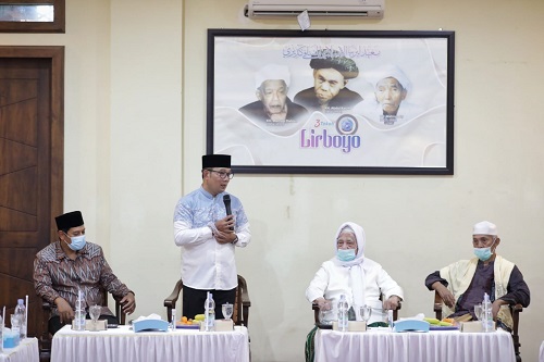 Gubernur Jawa Barat, Ridwan Kamil bertemu dengan pengasuh Pondok Pesantren Lirboyo, Kediri, Jawa Timur. (Dok.Humas Pemda Jabar) 