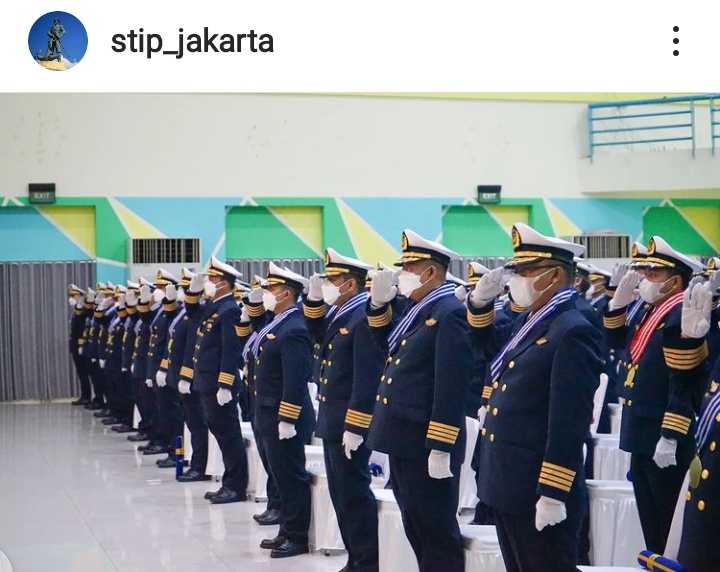 Ketua Sekolah Tinggi Ilmu Pelayaran (STIP) Capt. Sudiono, M.Mar, melantik 327 Perwira Siswa.