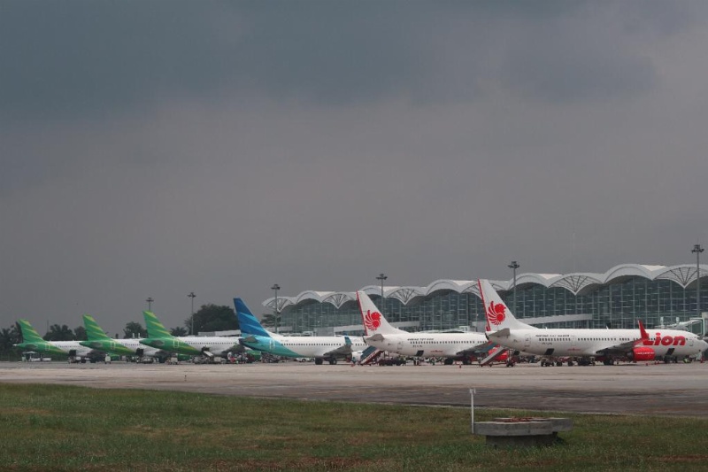 Pesawat Garuda diapit pesawat Citilink dan Lion Air