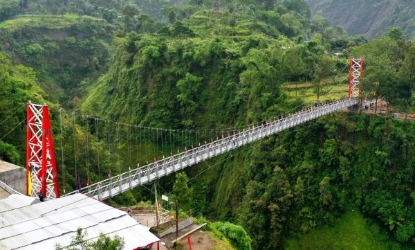 Jembatan Girpasang melintasi lembah  yang cukup dalam  menjadi destinasi wisata di Kabupaten Klaten, Jawa Tengah. (Foto.Dok.Kementerian PUPR)