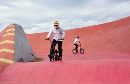 Gubernur Jabar, Ridwan Kamil naik  sepeda BMX milik salah seorang warga menjajal gowes di Taman Brantas. (Dok.Humas Pemda Jabar)