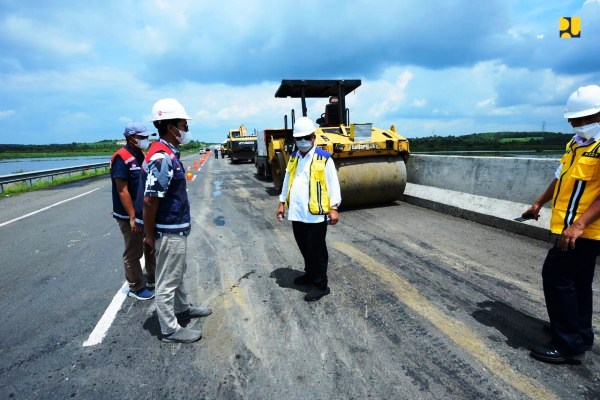 Menteri Pekerjaan Umum dan Perumahan Rakyat (PUPR) Basuki Hadimuljono saat meninjau kondisi Jalan Tol Trans Sumatera, Jumat (21/1/2022). (Dok.Kementerian PUPR)