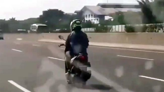 Pengendara motor masuk ke ruas jalan tol. 