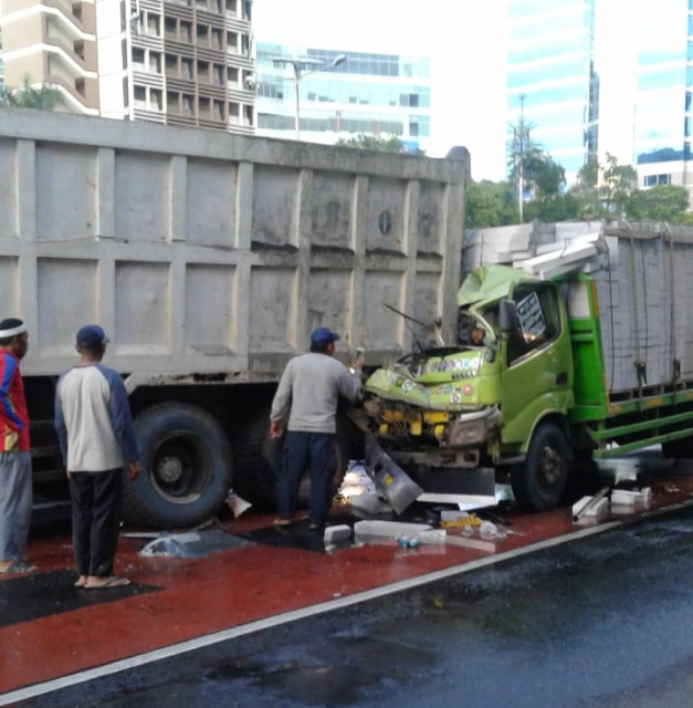 2 truk kecelakaan di depan Balai Kartini, Jakarta. Foto: Twitter @tmcpoldametro.