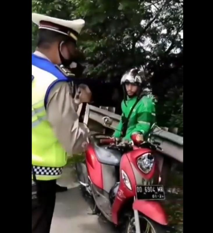 Viral video driver ojol (ojek online) naik Yamaha Fino kesasar masuk tol Makassar. (Instagram/info_kejadian_makassar)
