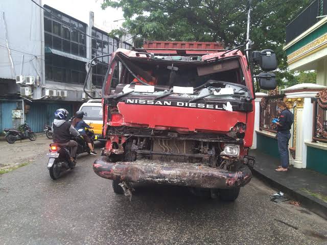 Kecelakaan maut yang terjadi di lampu merah Kota Balikpapan, Kalimantan Timur, Jumat (21/1/2022). Foto: istimewa.