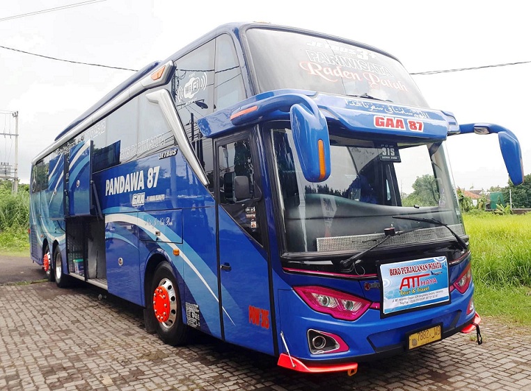 Jetbus ban sepuluh sasis Mercedez Benz  mengantarkan puluhan siswa-siswi salah satu sekolah di Indramayu tour ke Yogyakarta. (Taryani)