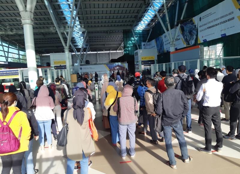 Antrean penumpang KRL di Stasiun Bekasi, Senin (24/1/2022) pagi.