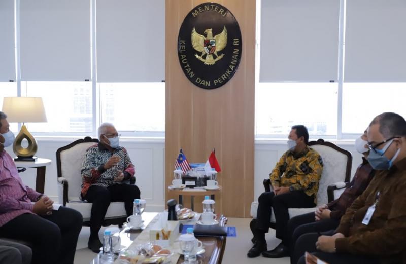 Menteri Kelautan dan Perikanan Sakti Wahyu Trenggono saat bertemu dengan Menteri Dalam Negeri Malaysia Dato’ Seri Hamzah Bin Zainudin di Kantor KKP, Jakarta Pusat, Senin (24/1/2022).