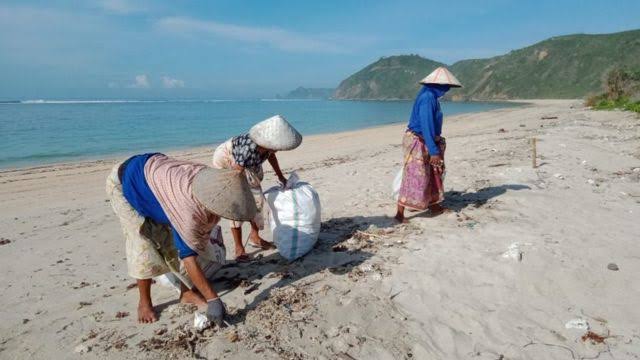Komunitas masyarakat di Pulau Lombok bahu-membahu mengumpulkan sampah plastik di pantai. Foto: istimewa.