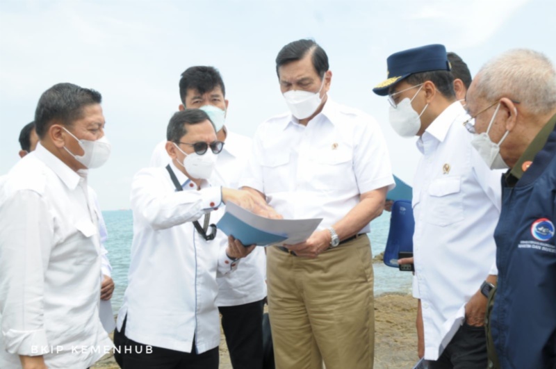 Menko Luhut dan Menhub di area rencama pembangunan Pelabuhan baru di Batam