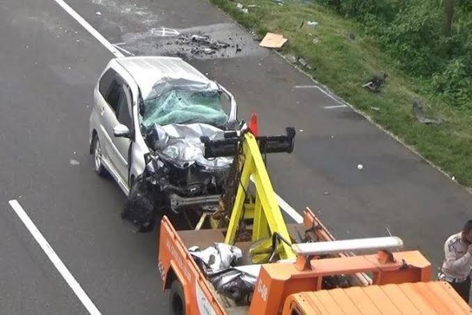 Toyota Avanza tabrak bus di tol cipali yang sedang menurunkan penumpang. Foto: otomotif.net.