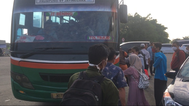 Bus kota tiba langsung disambut penumpang, Senin (24/1/2022). Foto: BeritaTrans.com.