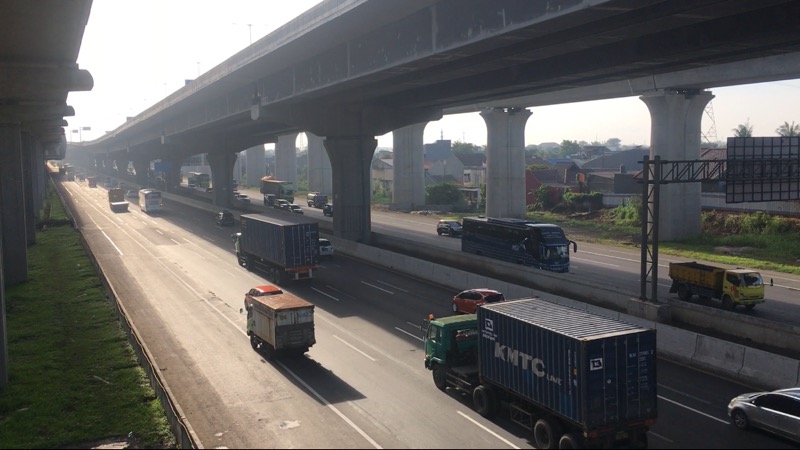 Truk logistik rajai jalan Tol Bekasi Timur, Senin (24/1/2022). Foto: BeritaTrans.com.