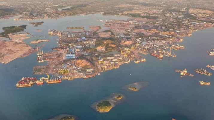 Pemandangan galangan kapal di Batam.