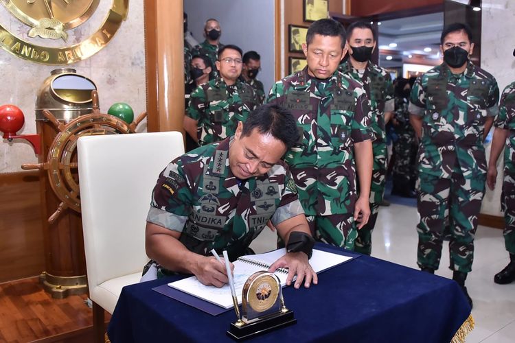 Panglima TNI Jenderal Andika Perkasa mengunjungi Markas Komando Armada I (Kormada) di Jalan Gunung Sahari, Jakarta Pusat.
