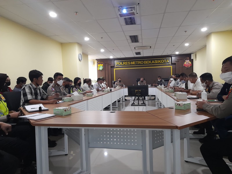 Kapolres Metro Bekasi Kota Kombes Pol Hengki saat rapat koordinasi dengan Ikatan Motor Indonesia (IMI) di Mapolres Metro Bekasi Kota Jalan Pangeran Jayakarta, Bekasi, Rabu (26/1/2022). Foto: istimewa.