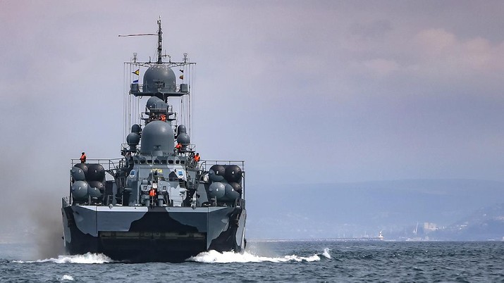 Layanan Pers Kementerian Pertahanan Rusia menunjukkan, sebuah kapal angkatan laut Rusia terlihat selama latihan.