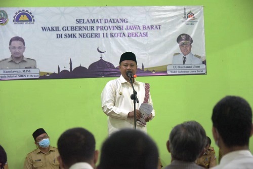 Wakil Gubernur Jabar, Uu Ruzhanul Ulum saat meresmikan Masjid Uwais Al-Qarni  SMK Negeri 11 Kota Bekasi. (Dok. Humas Pemda Jabar) 