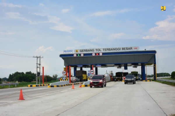 Gerbang tol Terbanggi Besar salah satu pintu keluar-masuk kendaraan melalui jalan tol. (Dok.Kementerian PUPR)