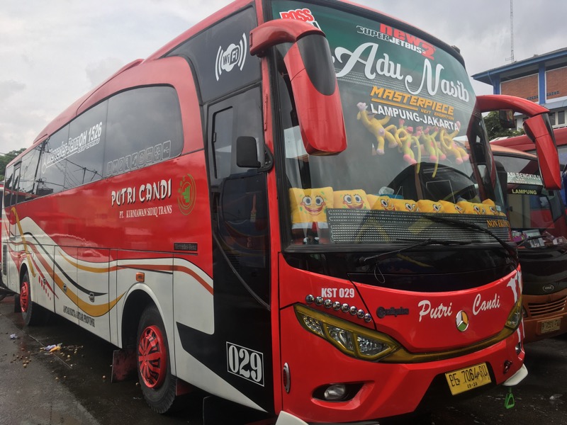 Bus Putri Candi rute Bekasi-Rawajitu di Terminal Bekasi, Rabu (26/1/2022). Foto: BeritaTrans.com.