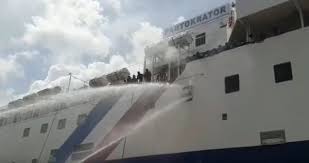 Kebakaran kapal motor pengangkut sembako di Pelabuhan Parepare, Sulsel.