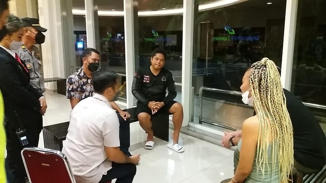 Mediasi Naji dan petugas Lion Air di Polsek Bandara Ngurah Rai, Bali. Foto: Dok. Istimewa