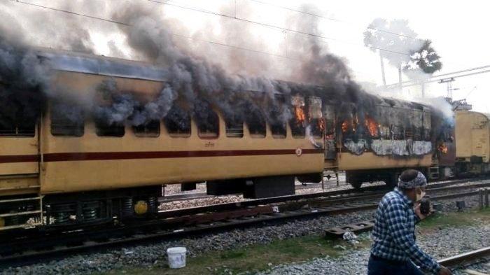 Asap mengepul dari dalam gerbong kereta api yang dibakar dalam aksi demo hari ketiga berlangsung rusuh. (Foto:TribunNews.com)