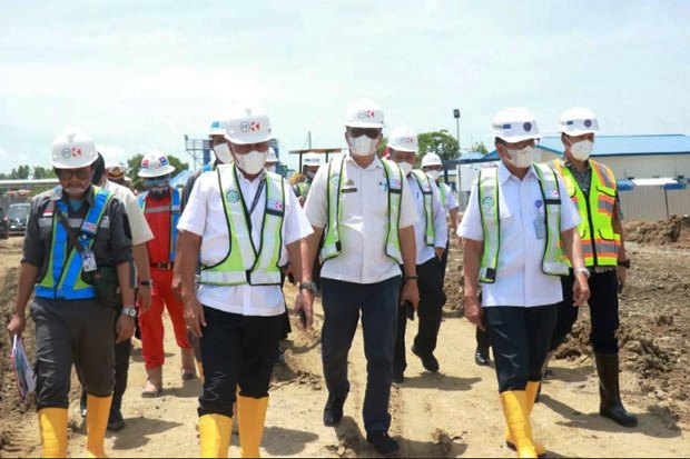 Sekretaris Direktorat Jenderal Perkeretaapian Kementerian Perhubungan, Zulmafendi bersama  Bupati Barru,  Suardi Saleh saat meninjau lahan untuk rel kereta api. (Foto:SindoNews.com)