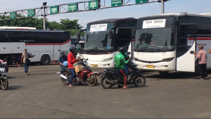 Calon penumpang diantar ojol sampai kendaraan pribadi tepat di depan bus antarkota di Terminal Bekasi, Jumat (28/1/2022). Foto: BeritaTrans.com.