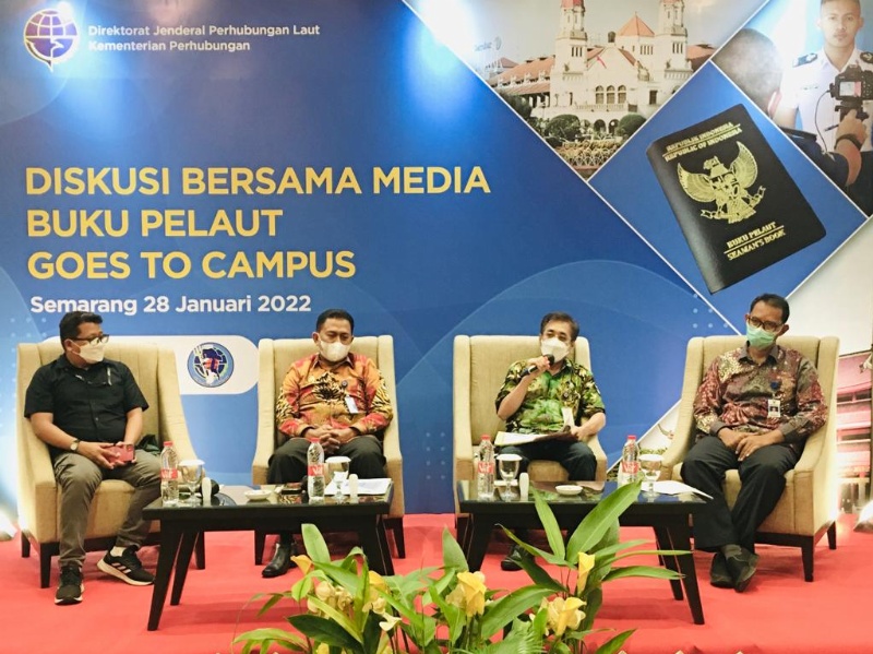Kepala KSOP Semarang saat berbicara di Diskusi Buku Pelaut