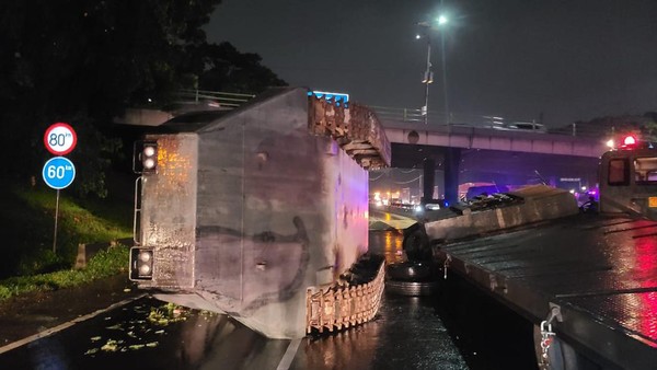 Tank yang terguling karena truk pengangkutnya juga terguling (Foto: Dok. Senkom Jasa Marga)