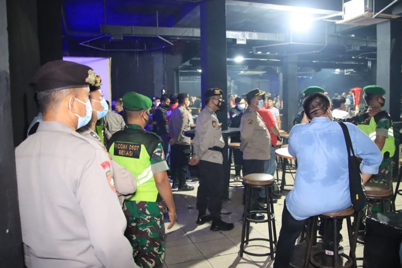 Polres Metro Bekasi Kota menggelar operasi skala sedang dalam peningkatan antisipasi terjadinya kriminalitas serta penegakan disiplin protokol kesehatan baik warga masyarakat maupun pelaku usaha. Foto: istimewa.