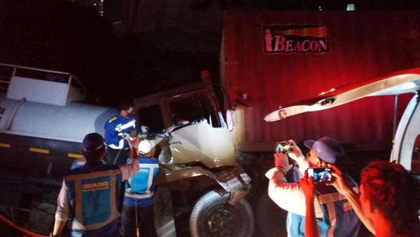 Truk muatan kimia tabrak belakang truk di Tol Tangerang (Dok. Polisi)