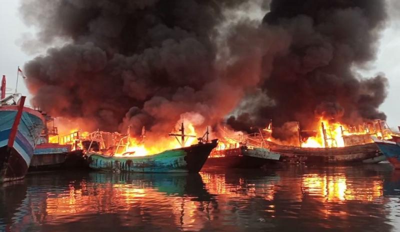 Belasan kapal nelayan terbakar hebat di pelabuhan Pelindo Tegal pada Sabtu, 29 Januari 2022 sekira pukul 04.30 WIB. (Foto:Istimewa)