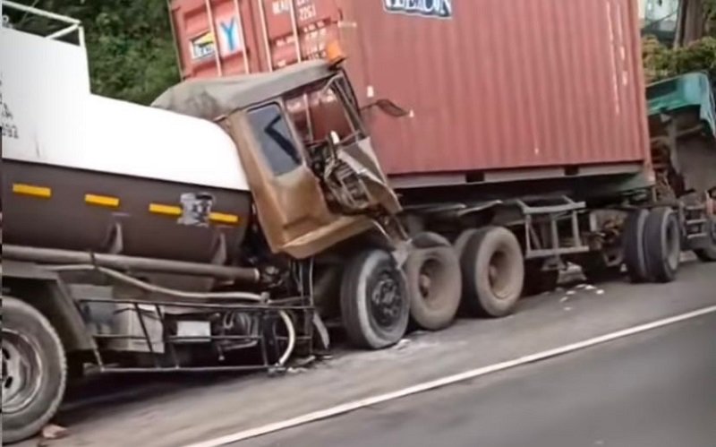 Truk tangki menabrak truk kontainer menyebabkan satu orang tewas di ruas Tol Tangerang-Merak, Tangerang, Banten pada Jumat (28/1/2022) pagi. (Foto: MPI/Nandha Aprilianti)