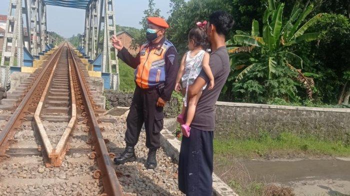 Petugas PT KAI sedang menunjukkan tempat kejadian perkara seorang wanita muda bernama STA, 26 yang tewas tertemper Kereta Api Serayu. (Foto:TribunJateng.com)