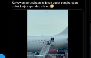 Tangkapan layar cuplikan video soal barang yang digelindingkan dari kabin pesawat Lion Air beredar pada Sabtu (29/1/2022).(Twitter)