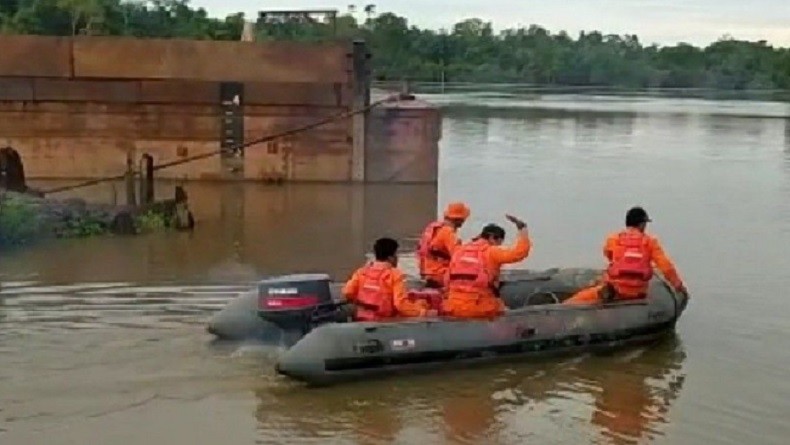 Tim SAR gabungan mencari dua penumpang kapal cepat yang terjatuh di Sungai Digul, Asiki, Kabupaten Boven Digoel, Papua, Jumat (28/1/2022). (Foto: Antara).