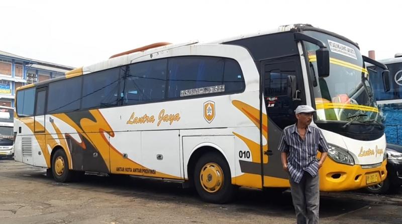 Yulizar, pengemudi bus Lantra Jaya sedang menanti jadwal keberangkatan busnya dari Bekasi menuju Lahat pukul 10.00 WIB. 