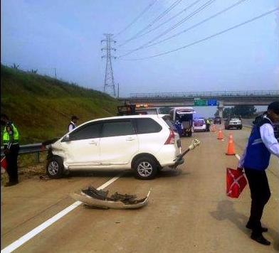 Minibus Toyota Avanza mengalami rusak di bagian depan setelah oleng dan menabrak besi pembatas tol. (Foto:TribunJabar.id)