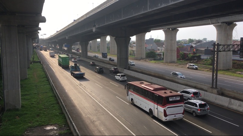 Bus antarkota dan truk logistik di Tol Bekasi Timur, Senin (31/1/2022). Foto: BeritaTrans.com.