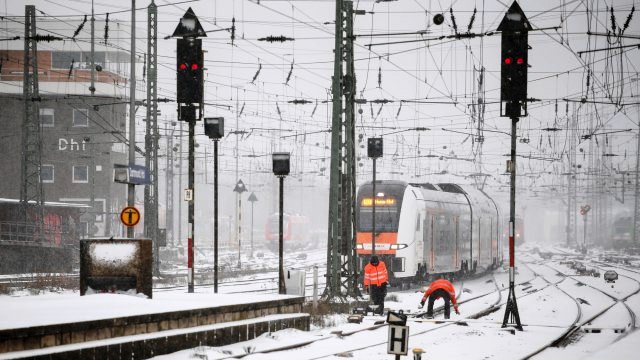 Ilustrasi terjangan badai di Jerman utara sempat mengganggu layanan kereta api. (Ist.)